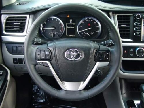 I am willing to sell my Toyota Highlander XLE - Imagen 2