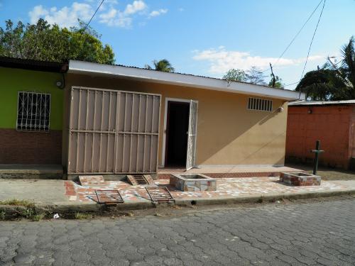 Venta de Casa en Nicaragua   Ofertamos esta b - Imagen 1